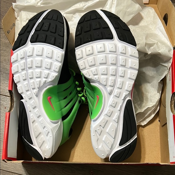 Nike Presto Black and Green Sneakers Athletic Style - Picture 2 of 3